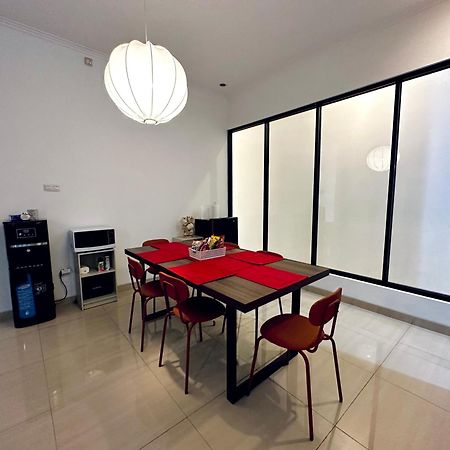 4-Bedroom Home In South Jakarta Nuansa Swadarma Residence By Le Ciel Hospitality Exterior foto